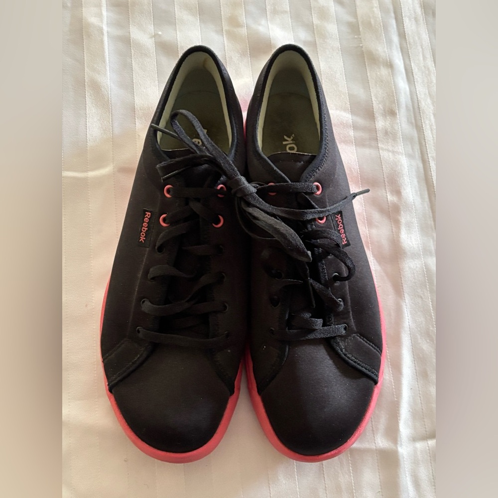 Reebok Womens 8 1/2 Pink and Black Lace Up Sneakers (Good Condition)
